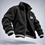 Gilet SAW – Noir – side – Black fleece jacket, open front zipper, white chest logo, striped ribbed cuffs