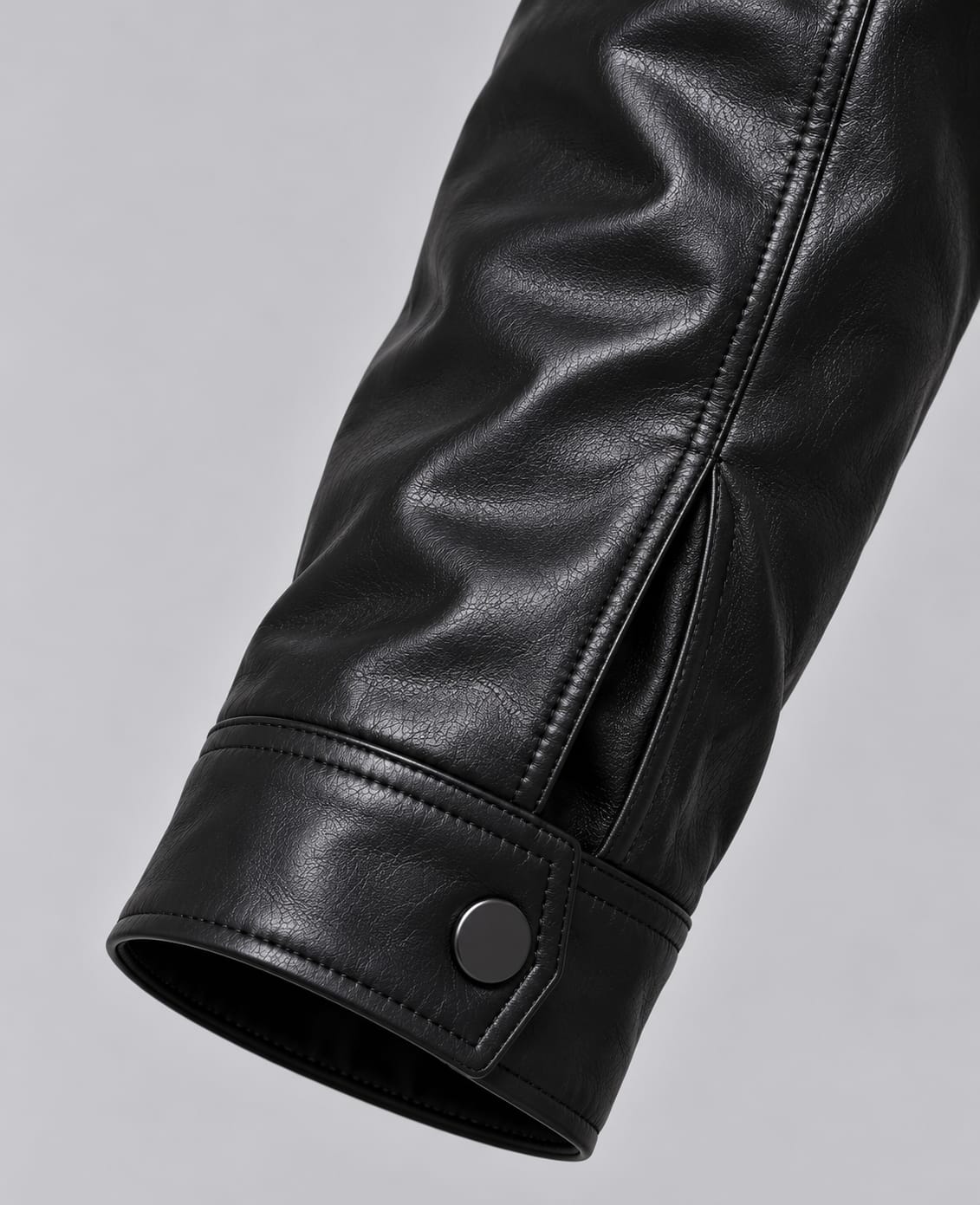 Street Style Leather Jacket – Noir – detail – close-up of sleeve cuff with snap button and placket detail