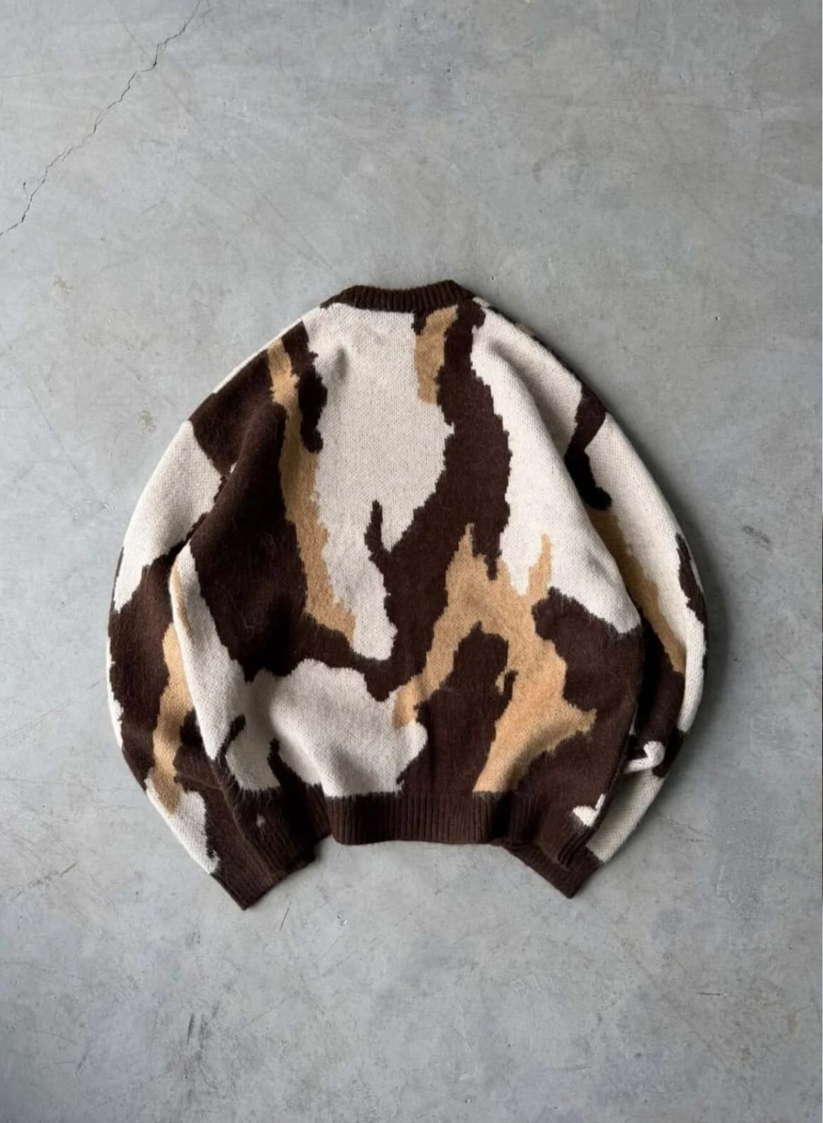 Pull homme MOKA – Maille à motif abstrait – Marron – flat – Back view of brown, beige, cream abstract pattern knit sweater.