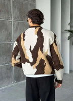 Pull homme MOKA – Maille à motif abstrait – Marron – worn – Back view worn, abstract pattern, relaxed fit, ribbed collar…