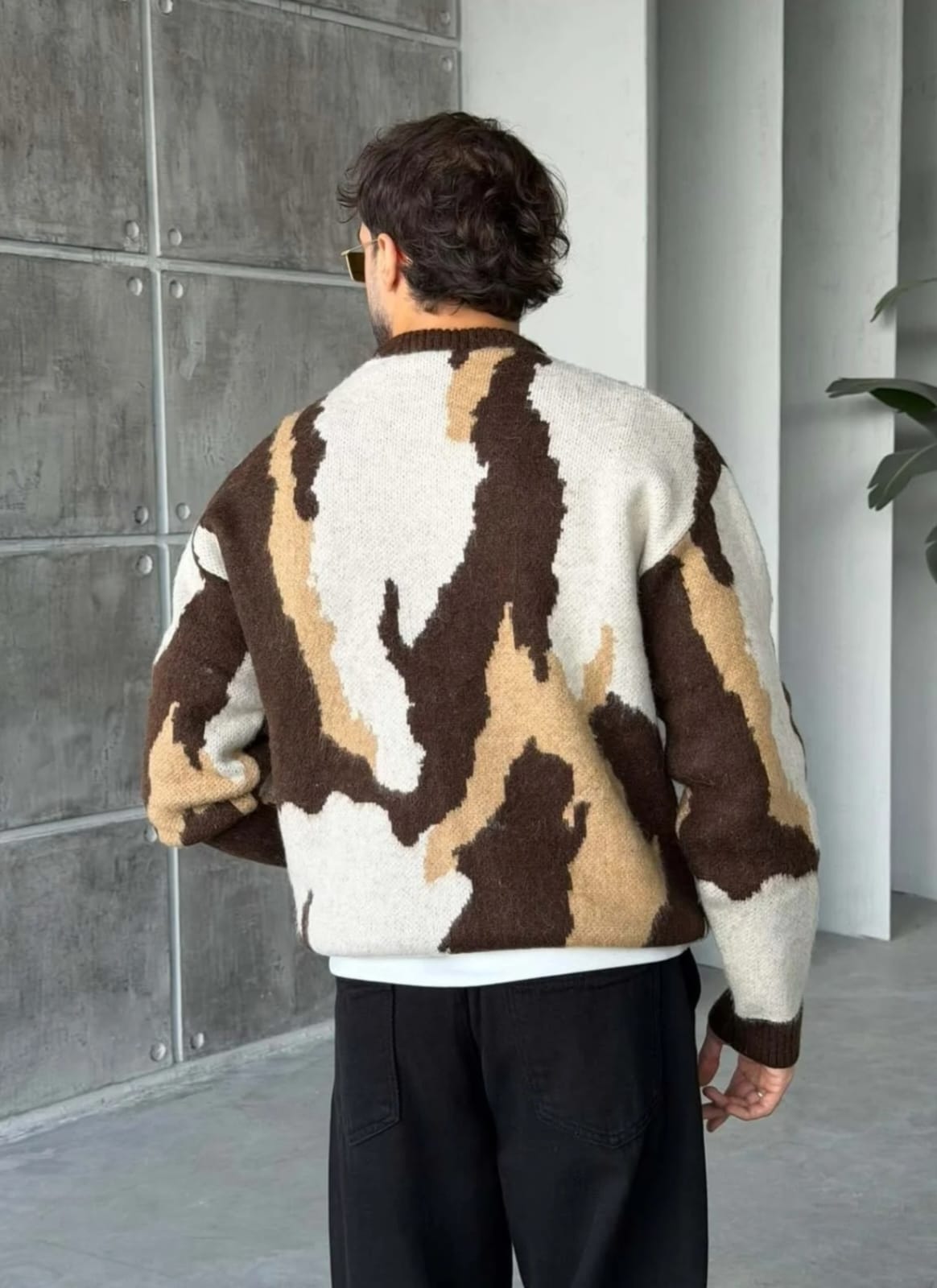 Pull homme MOKA – Maille à motif abstrait – Marron – worn – Back view worn, abstract pattern, relaxed fit, ribbed collar…