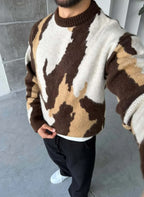 Pull homme MOKA – Maille à motif abstrait – Marron – worn – Front view worn, brown ribbed collar, long sleeves, abstract…