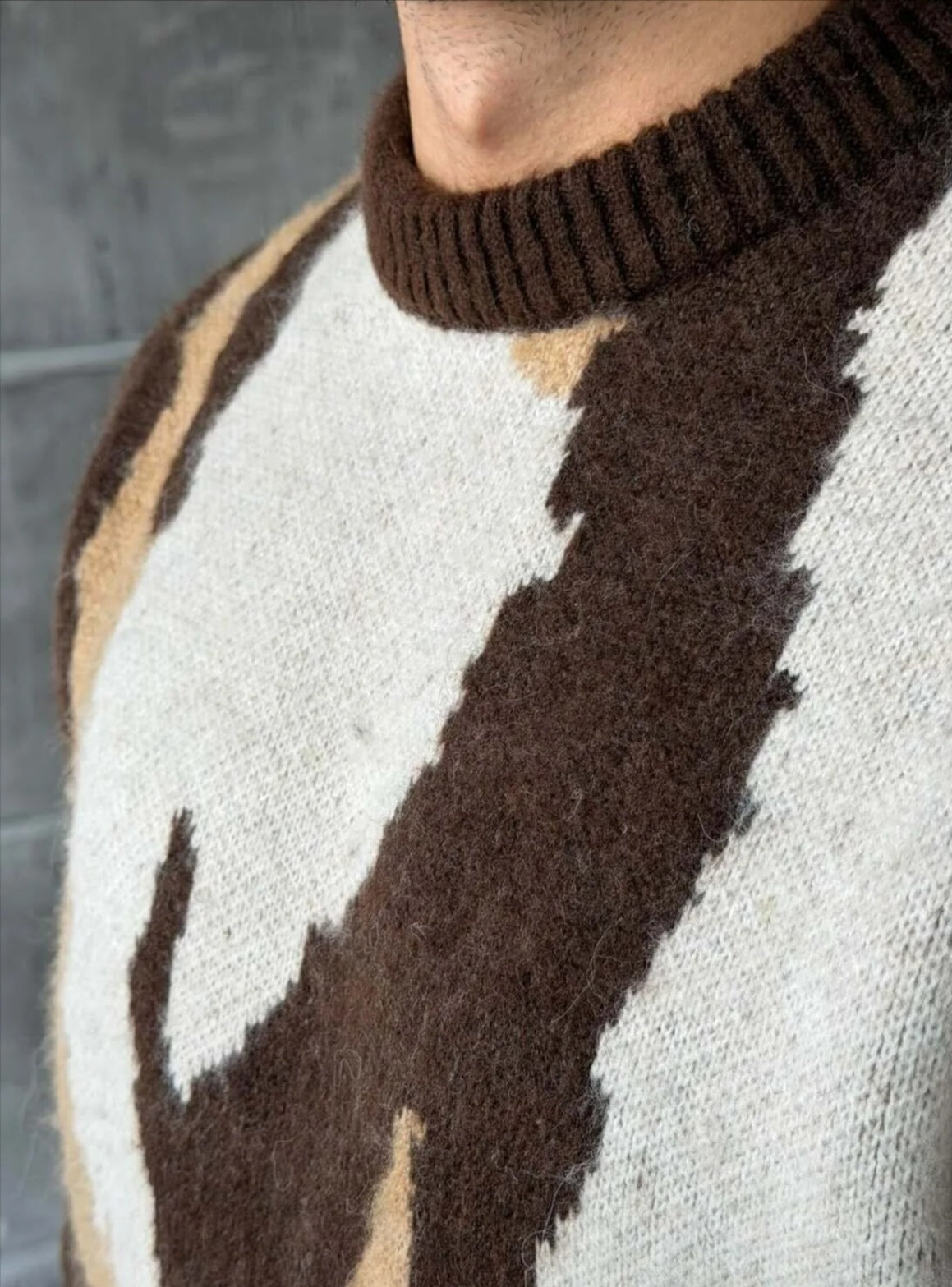 Pull homme MOKA – Maille à motif abstrait – Marron – detail – Close-up of ribbed brown collar and fuzzy abstract knit…