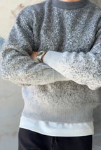 Pull Maille Dégradé – Gris Claire – worn – Light gray gradient knit sweater worn with arms folded