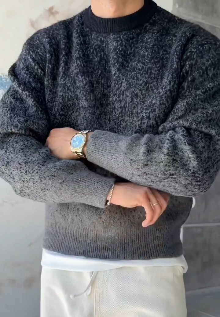 Pull Maille Dégradé – Gris – worn – Dark gray gradient knit sweater worn with arms crossed