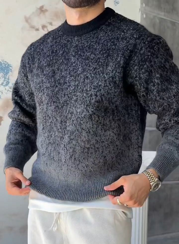 Pull Maille Dégradé – Gris – worn – Dark gray gradient knit sweater holding bottom hem