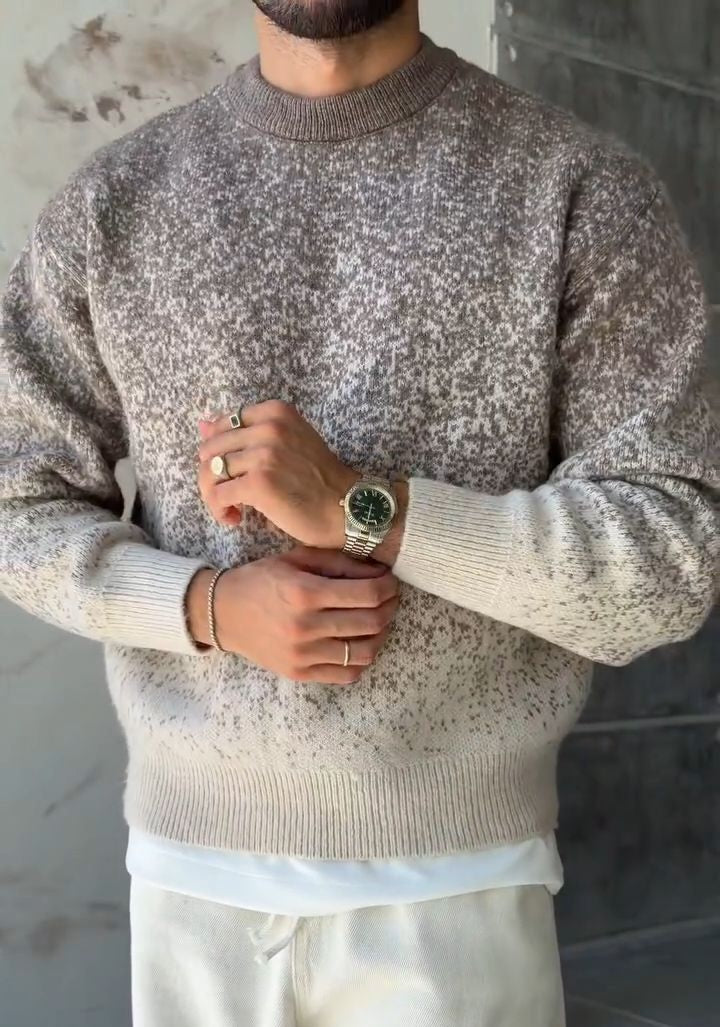 Pull Maille Dégradé – Beige – worn – Beige gradient knit sweater worn with hands clasped