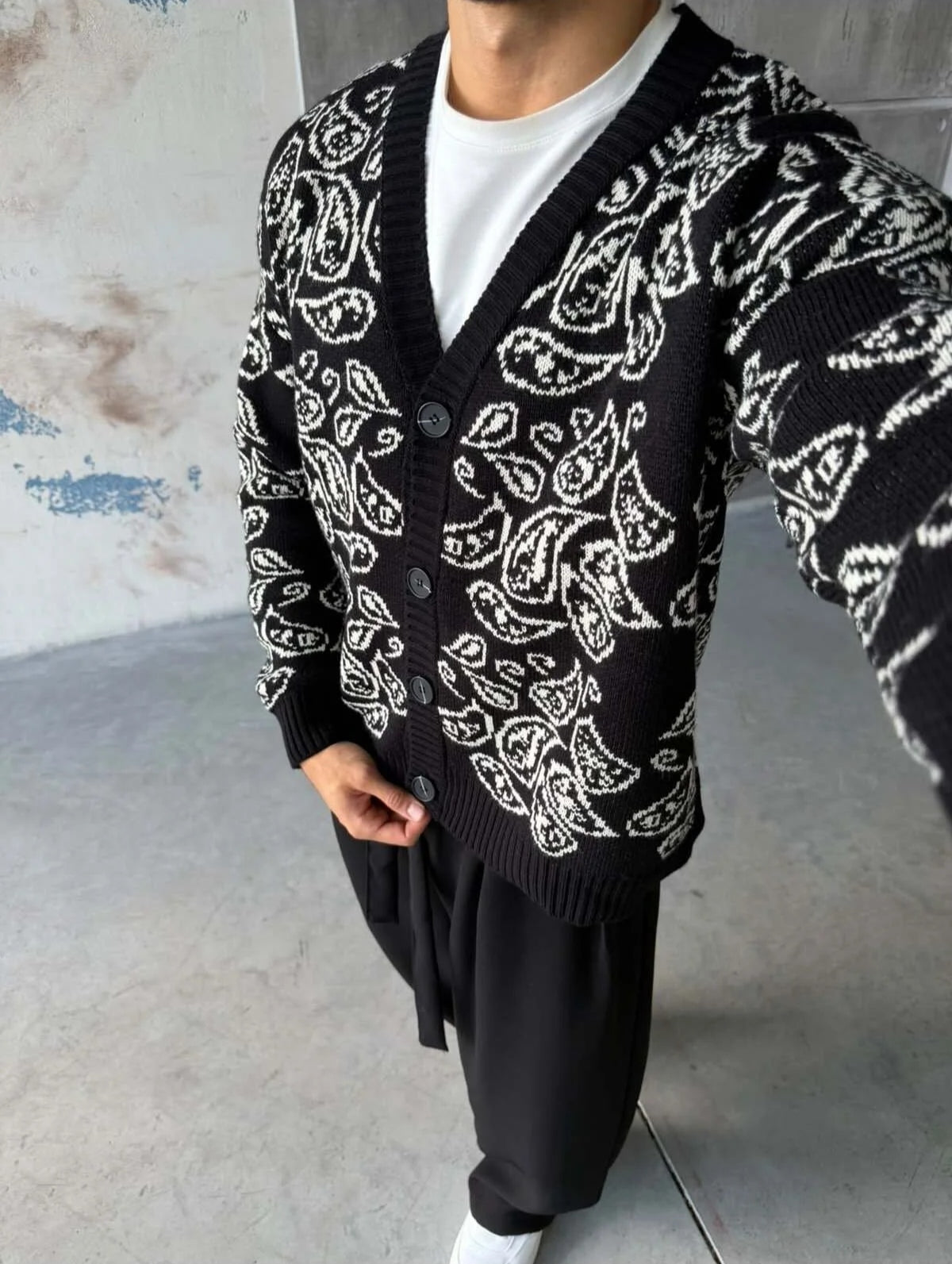 Gilet Triko Paisley – Noir – worn – three-quarter front view of model wearing black paisley cardigan sweater
