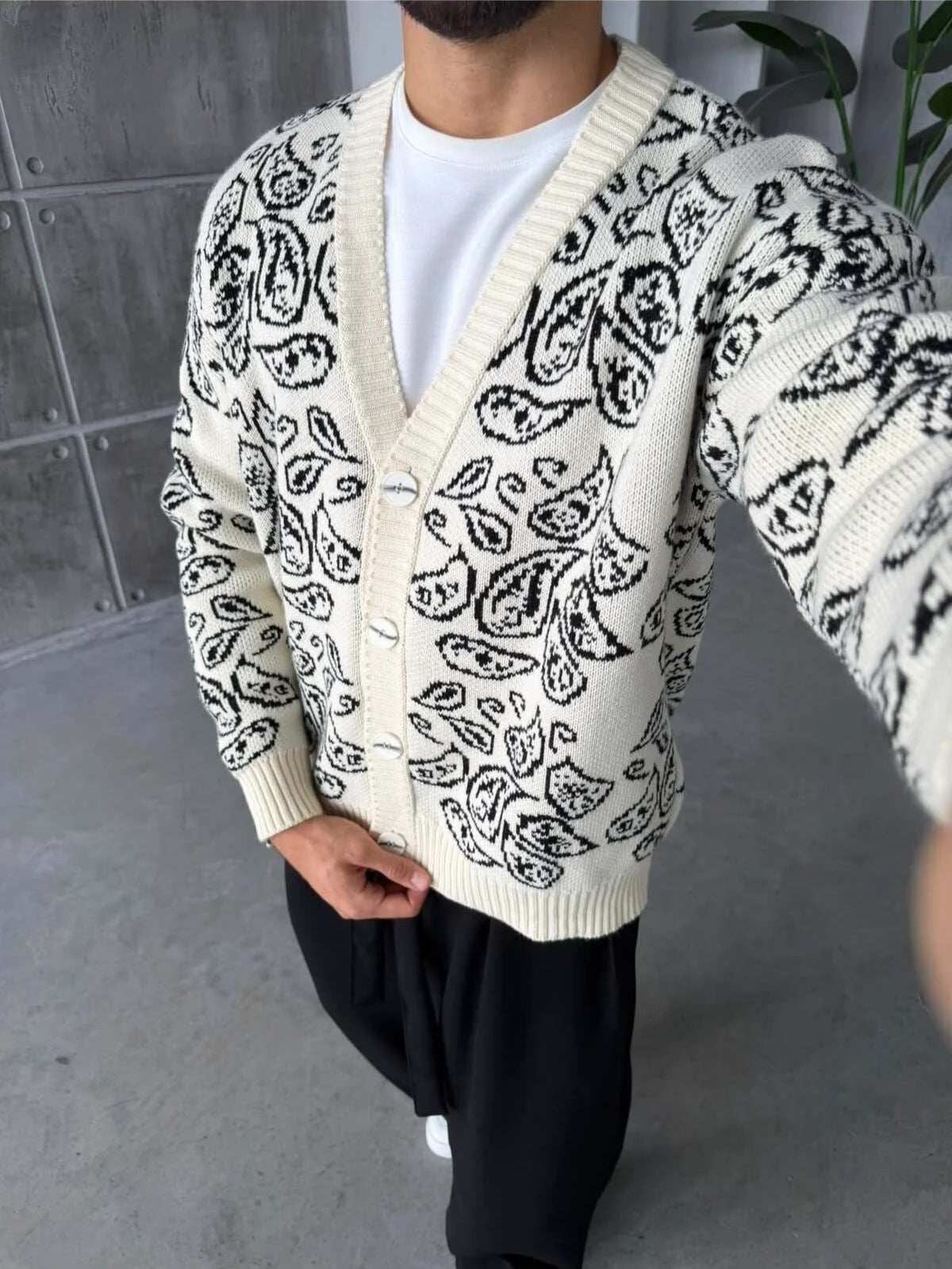 Gilet Triko Paisley – Beige – worn – three-quarter front view of model wearing beige paisley cardigan sweater