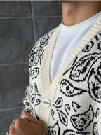 Gilet Triko Paisley – Beige – worn – close-up of V-neck collar and button on beige paisley cardigan sweater