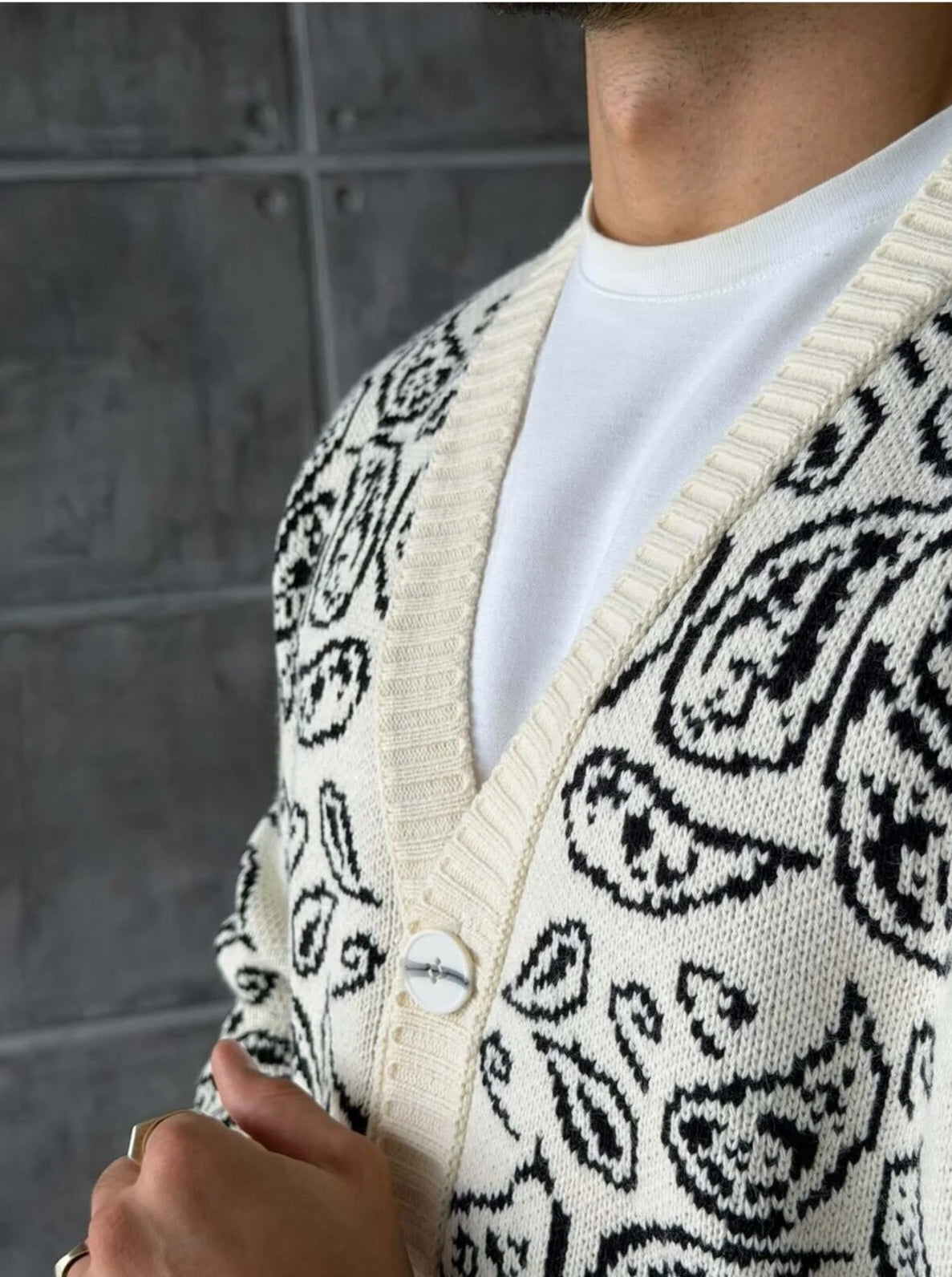 Gilet Triko Paisley – Beige – worn – close-up of V-neck collar and button on beige paisley cardigan sweater