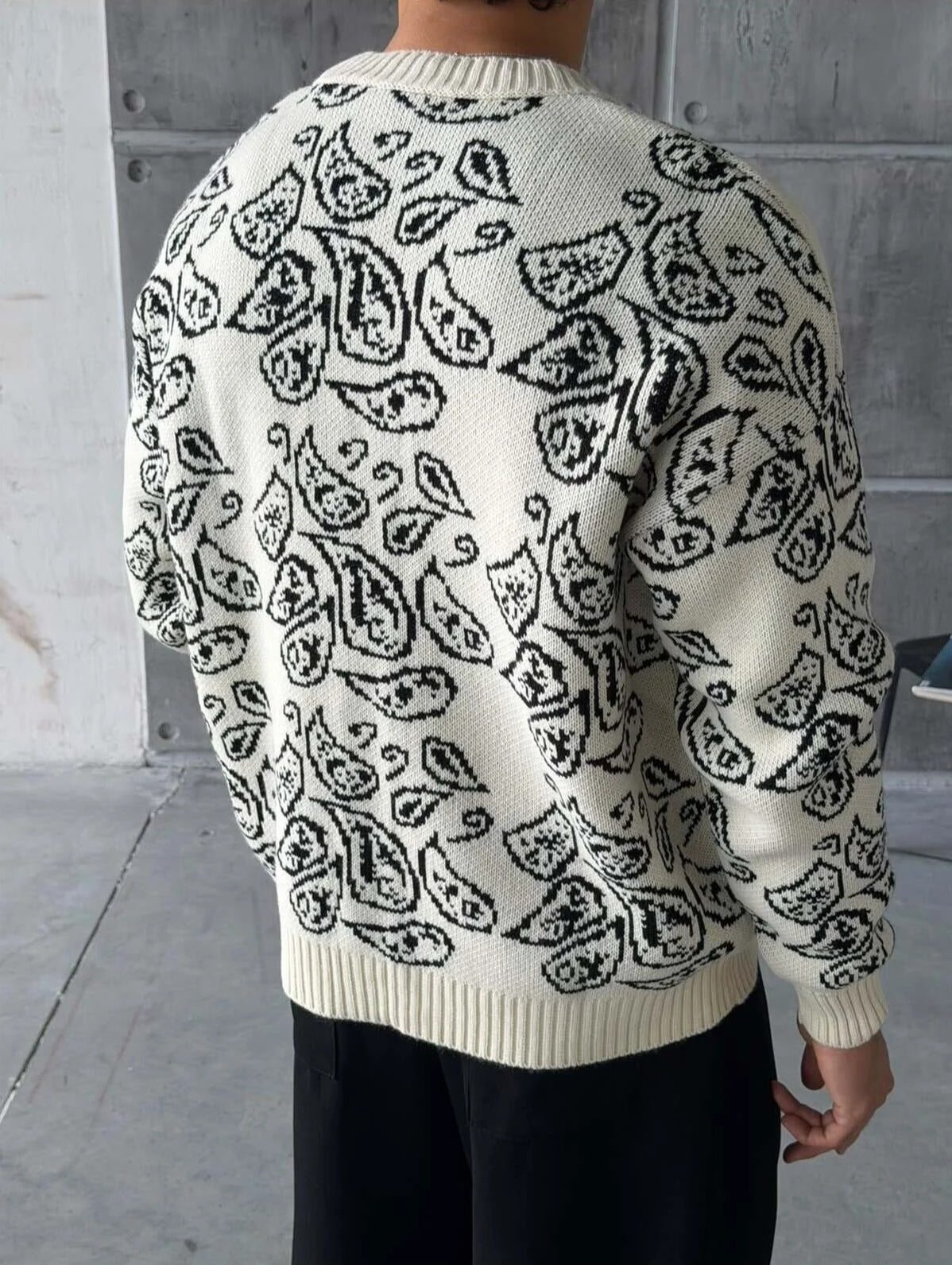 Gilet Triko Paisley – Beige – worn – back view of model wearing beige paisley jacquard knit cardigan sweater