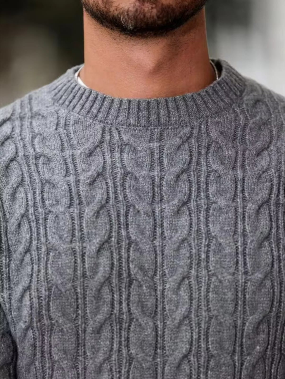 Tricot Maille Torsadée – Gris – detail – close-up of ribbed crew neck collar and cable knit pattern