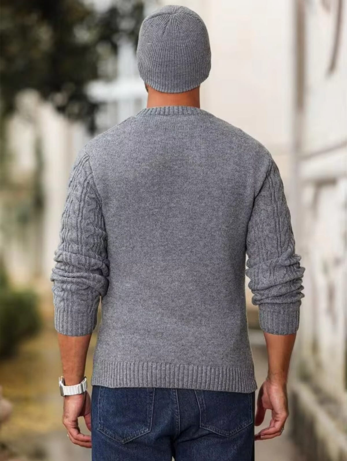 Tricot Maille Torsadée – Gris – back – plain knit back, cable knit on sleeves, ribbed hem and cuffs