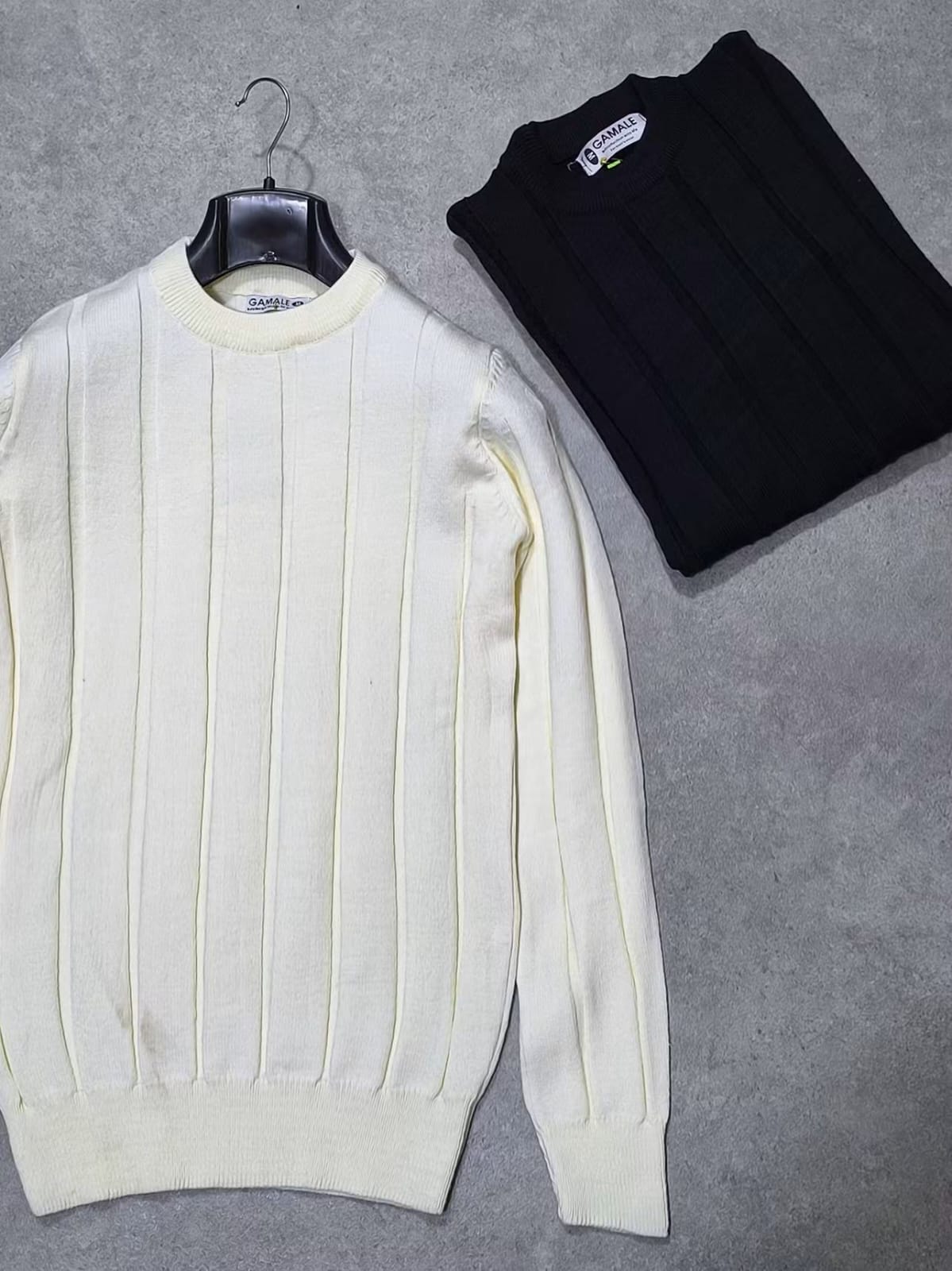 Trico Stripe Long – Blanc – flat – white and black sweaters with vertical striped knit texture and round neck