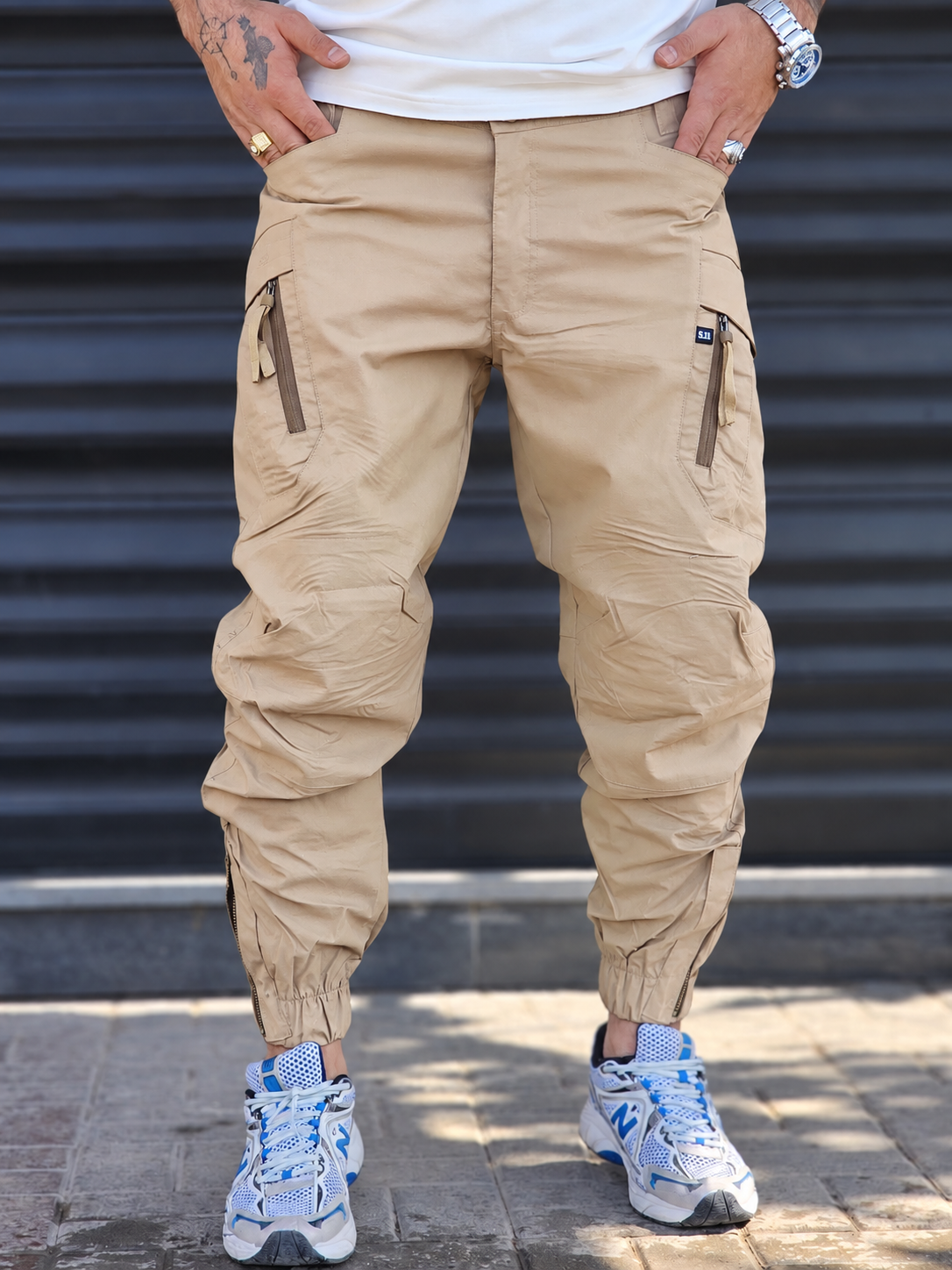 Jogger Utility – Beige – worn – beige cargo jogger pants with side zip pockets and cuffed zipped hems